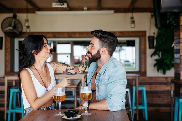 Couple parlant au bar