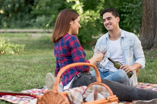 Photo gratuite couple partageant une bouteille de vin