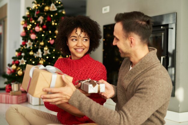 Couple partageant les cadeaux de Noël