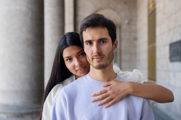 Couple partageant de tendres moments d'intimité publique