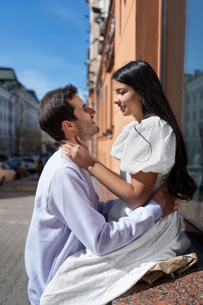 Couple partageant de tendres moments d'intimité publique