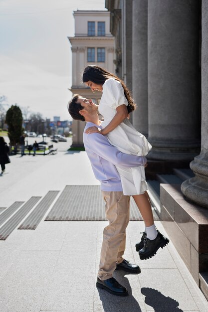 Couple partageant de tendres moments d'intimité publique