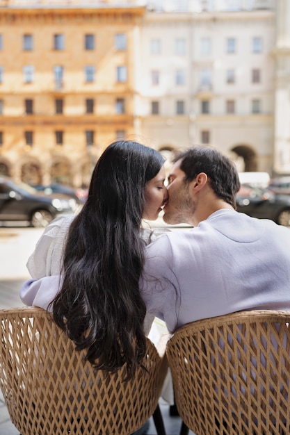 Couple partageant de tendres moments d'intimité publique