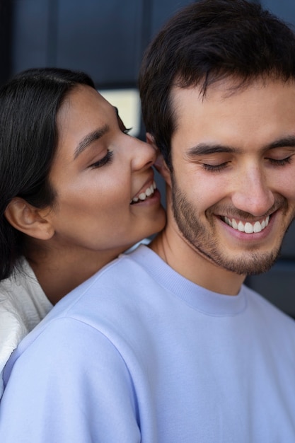 Photo gratuite couple partageant de tendres moments d'intimité publique