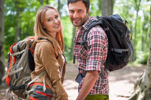 Couple passant une journée ensoleillée dans la forêt