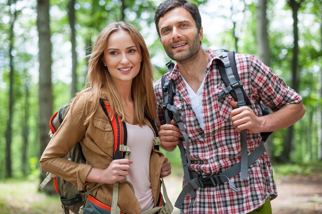 Couple passant une journée ensoleillée dans la forêt