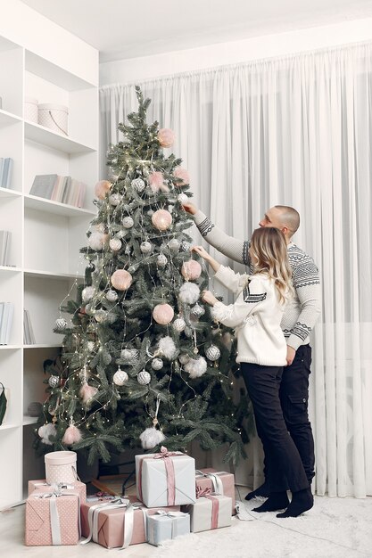 Couple passe du temps à la maison avec des décorations de Noël