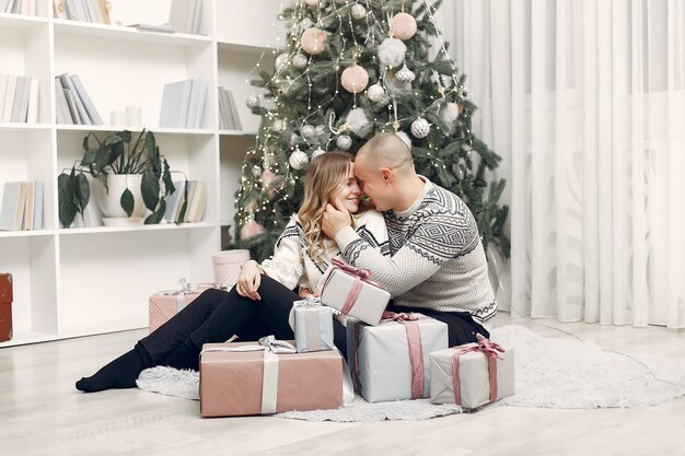 Couple passe du temps à la maison avec des décorations de Noël
