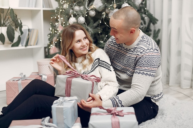 Couple passe du temps à la maison avec des décorations de Noël