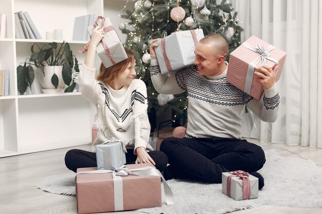 Couple passe du temps à la maison avec des décorations de Noël