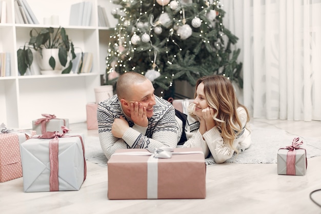 Couple passe du temps à la maison avec des décorations de Noël