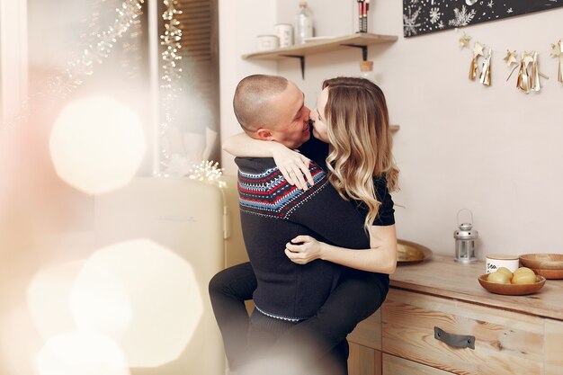 Couple passe du temps à la maison avec des décorations de Noël