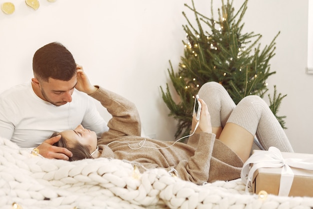 Couple passe du temps à la maison avec des décorations de Noël