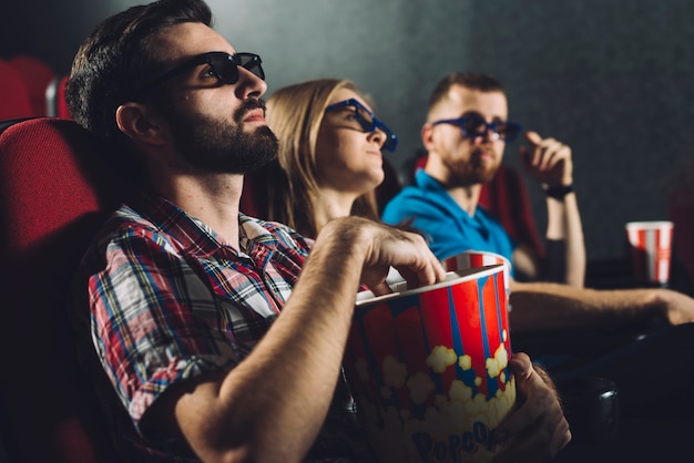 Couple de passer du temps au cinéma