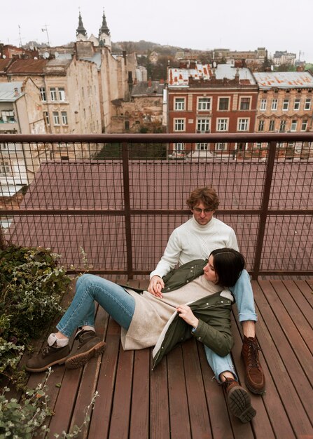 Couple, passer du temps ensemble sur un toit