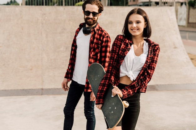 Couple, Passer, Temps, Ensemble, à, Skate Park