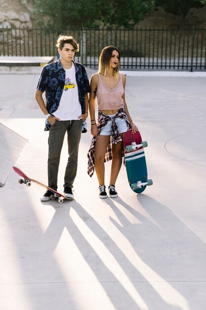 Couple patineur debout ensemble