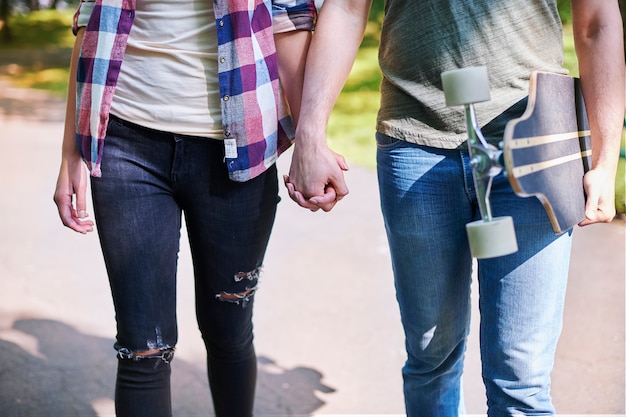 Couple de patineurs appréciant dans le parc