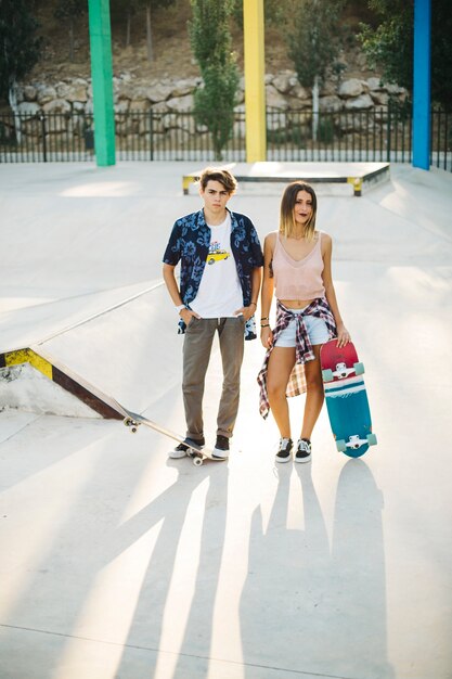 Un couple de patineurs dans le skatepark