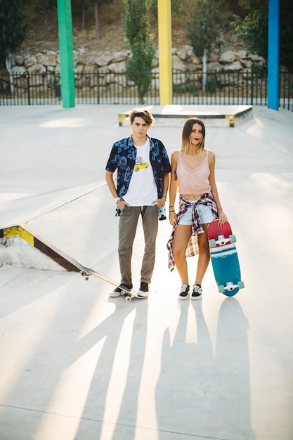 Un couple de patineurs dans le skatepark