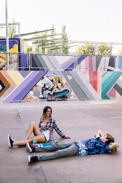 Un couple de patineurs en milieu urbain