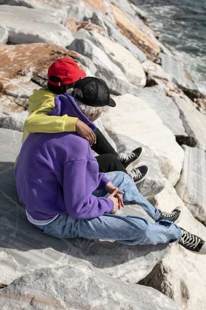 Photo gratuite couple de patineurs portant un chapeau de camionneur