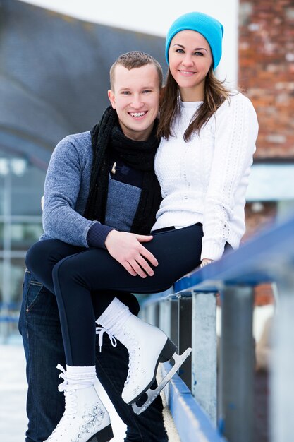 Couple sur la patinoire