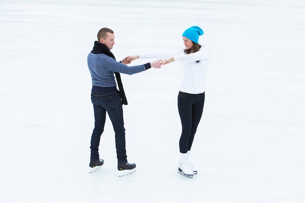 Couple sur la patinoire