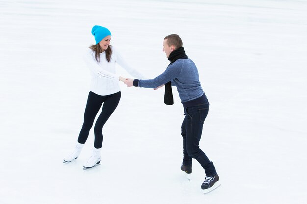Couple sur la patinoire