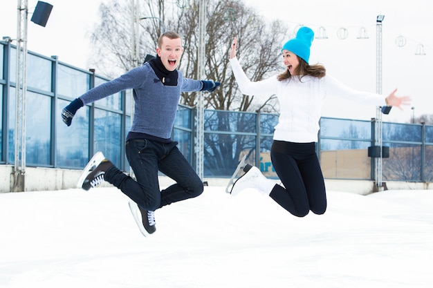 Couple sur la patinoire