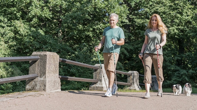 Couple de personnes âgées à l'aide de bâtons de randonnée long shot