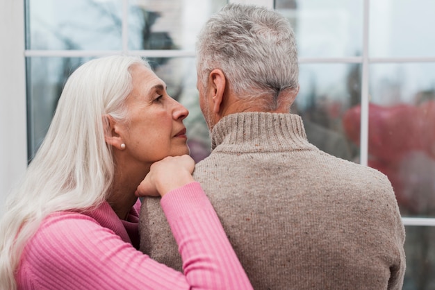 Photo gratuite couple de personnes âgées à angle élevé à la maison