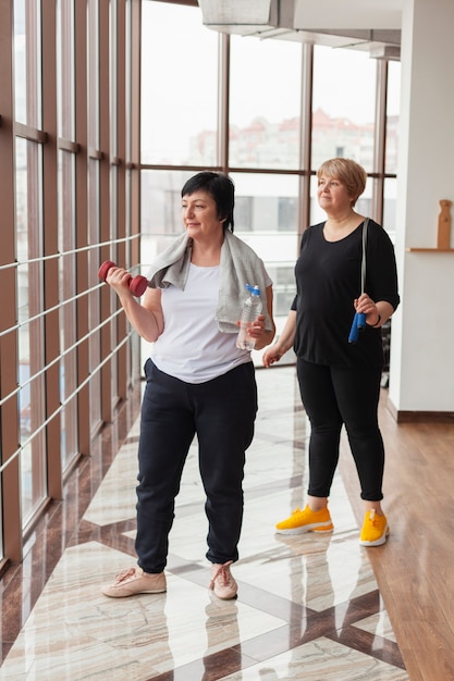 Couple de personnes âgées au gymnase