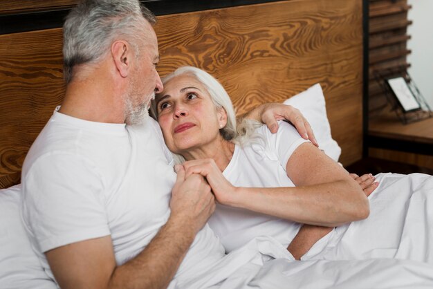 Couple de personnes âgées au lit le jour de la Saint-Valentin