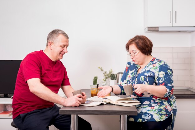 Couple de personnes âgées ayant un café ensemble