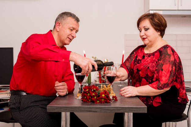 Couple de personnes âgées ayant un dîner romantique