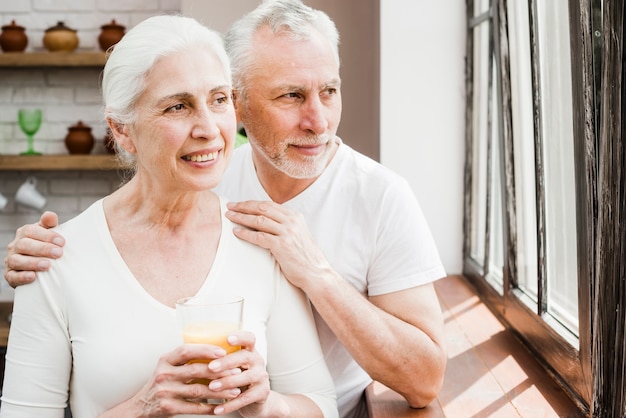 Couple de personnes âgées ayant un jus