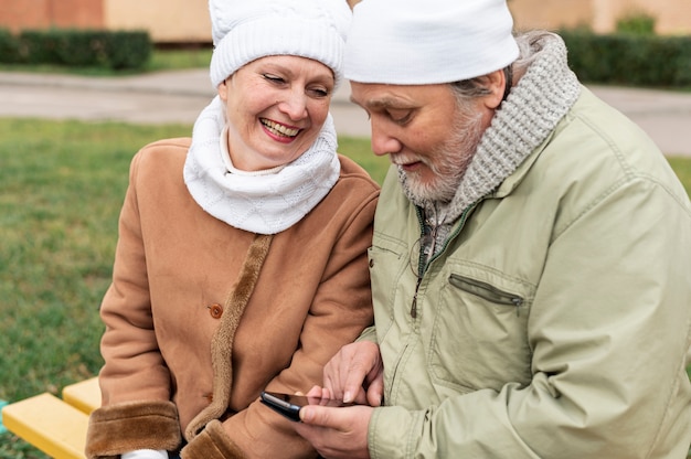 Couple de personnes âgées sur un banc