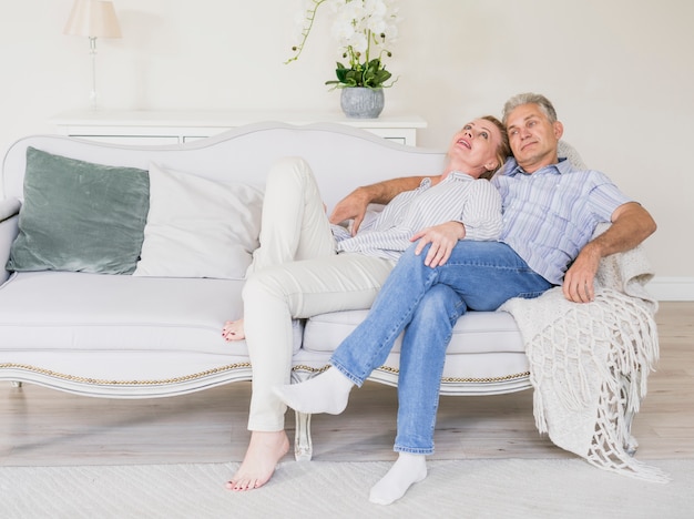 Couple de personnes âgées sur un canapé