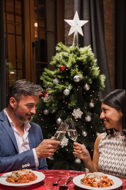 Couple de personnes âgées célébrant le dîner de Noël