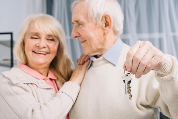 Couple de personnes âgées avec des clés