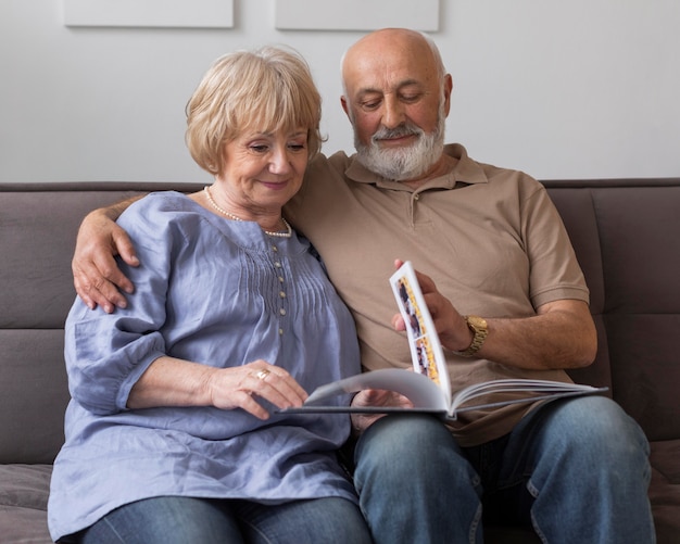 Couple de personnes âgées coup moyen lisant ensemble