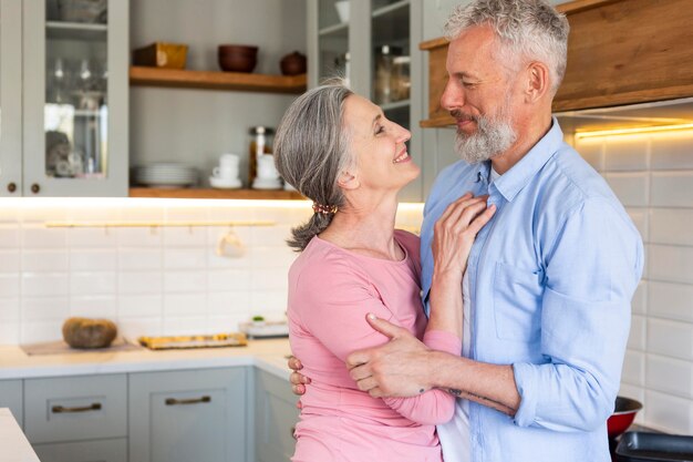 Couple de personnes âgées coup moyen