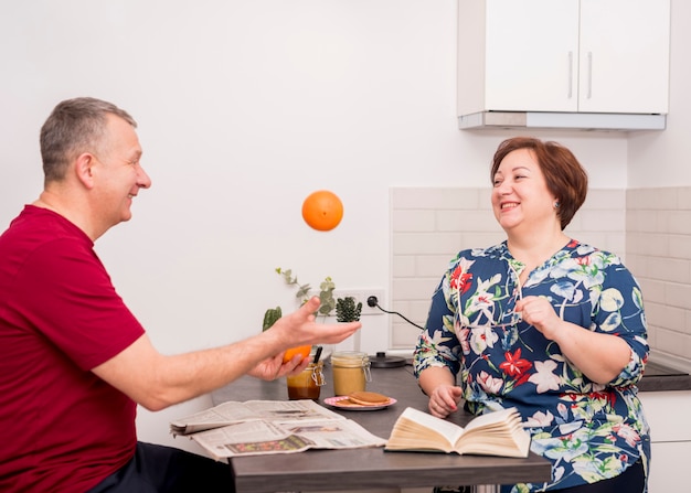 Photo gratuite couple de personnes âgées dans la cuisine