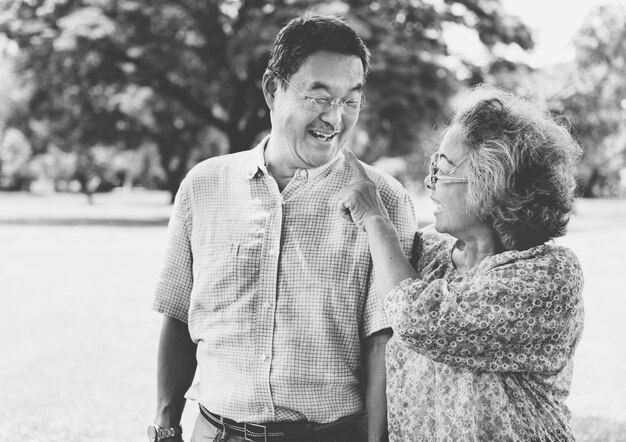 Couple de personnes âgées dans le parc