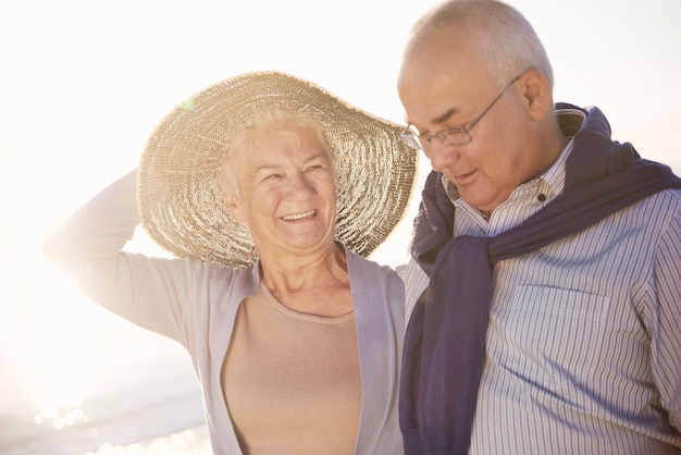 Couple de personnes âgées dans la plage, la retraite et le concept de vacances d'été