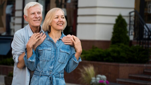 Couple de personnes âgées a embrassé passer du temps ensemble dans la ville