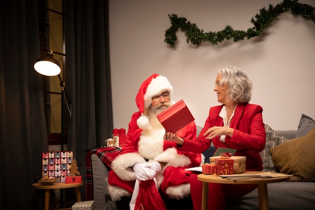 Couple de personnes âgées ensemble pour Noël