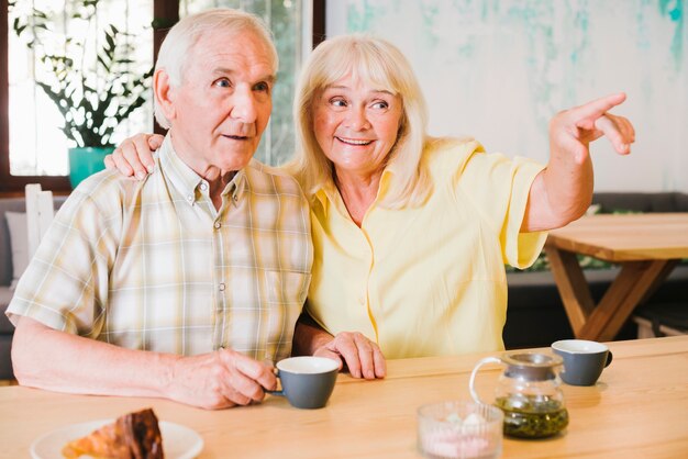 Couple de personnes âgées excité à la recherche de suite