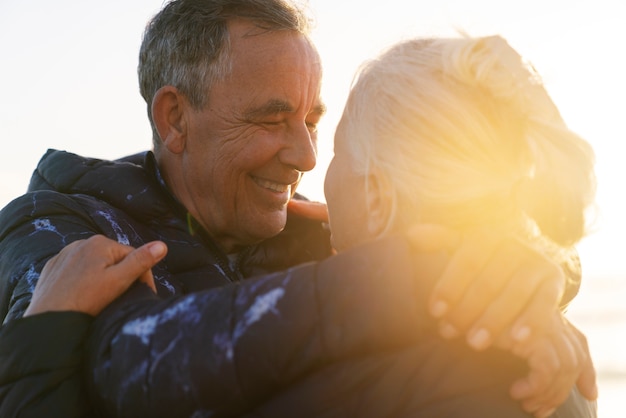 Photo gratuite couple de personnes âgées à l'extérieur vue latérale